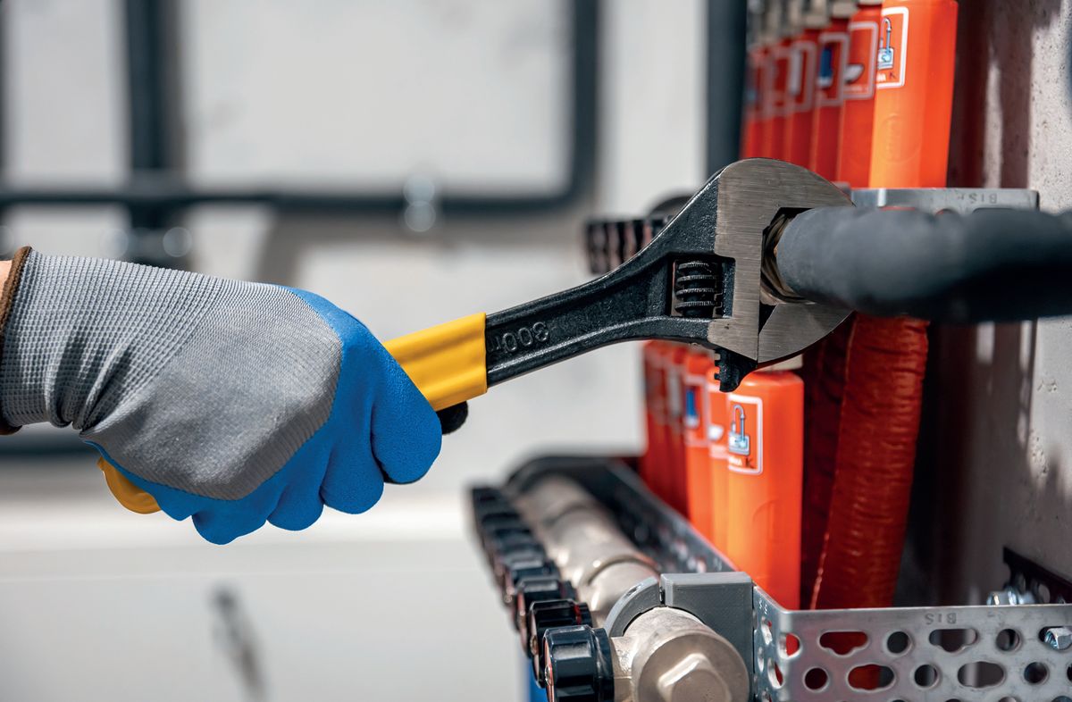 Idraulico professionista al lavoro su impianto idrico